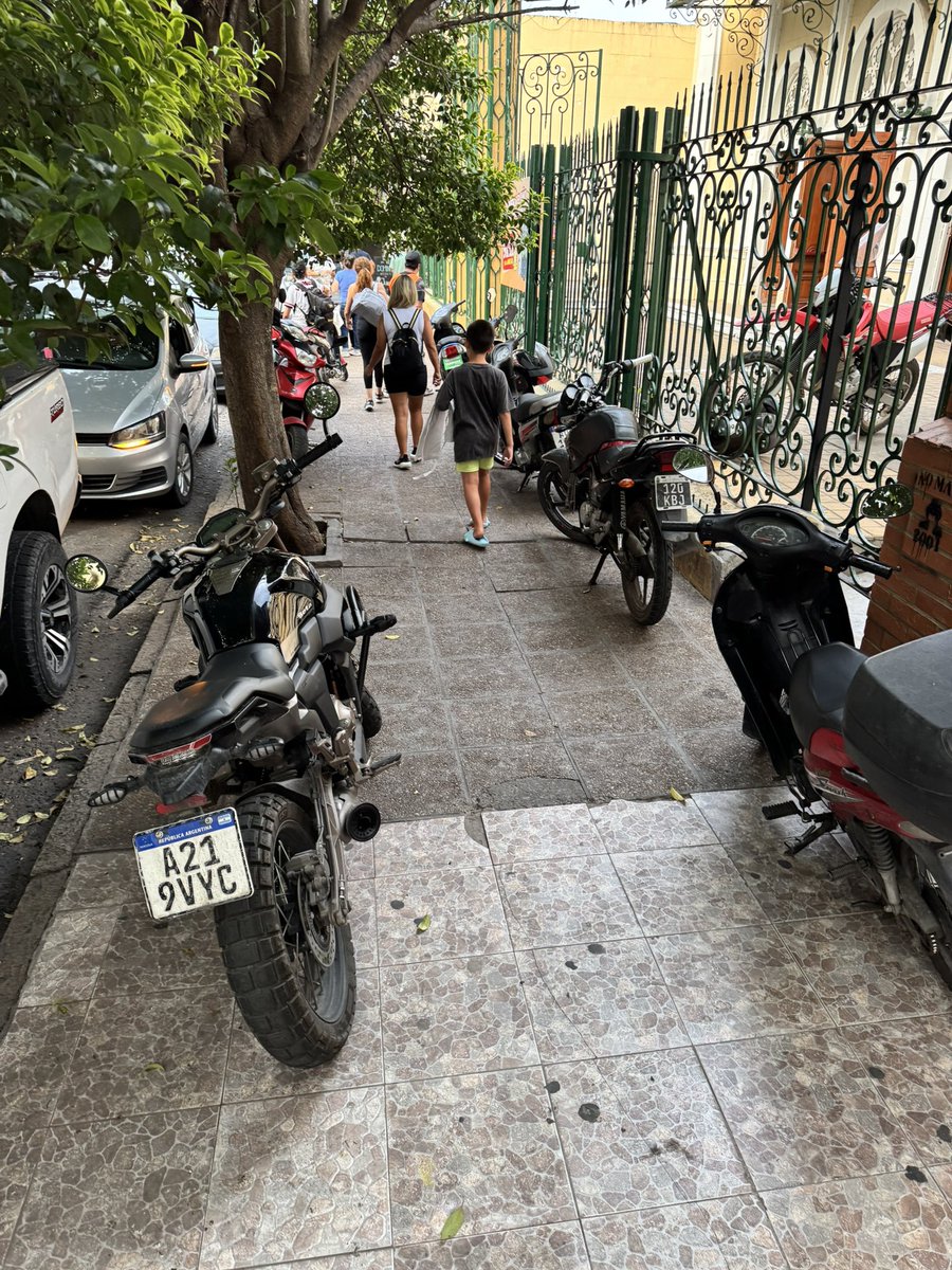 Infractores11's tweet photo. #AHORA no se puede caminar por la vereda de la calle Balcarce en la Sociedad Española, no es la primera vez que pasa esto @MatiasAssennato @salta_transito @TransitoSegVial @transitosalta @QuePasaSalta @eltribuno https://t.co/RJZUI0bPZK