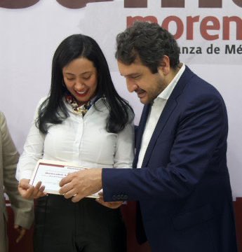 DurangoMorena's tweet photo. Reconocemos a @BetzabeMtzA como promotora de la 4T en Gómez Palacio.

Su labor será clave para impulsar los principios y afiliación de Morena, siempre en favor del bienestar de las y los militantes de Morena en Durango.

¡Felicidades! ✊✨ https://t.co/D5Oy7VJnUc