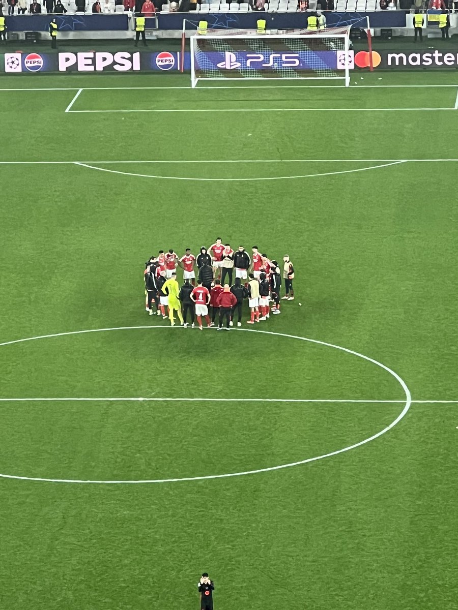 Orgulho e raiva. 
Orgulho em estos jogadores e raiva do robô que sufrimos.
<a href="/SLBenfica/">SL Benfica</a> te amo com o alma ❤️