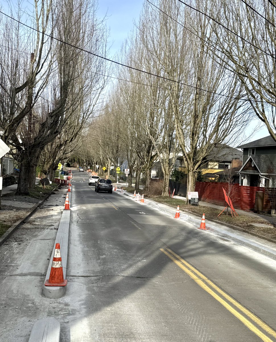Yeaterday I visited Beacon Hill to inspect construction progress on the Beacon Ave S and 15th Ave S Safety Project
🚴‍♂️ Freshly baked loaves on both sides of 15th create a safer and more pleasant environment for all users, and a great bike connection to the CID and Downtown