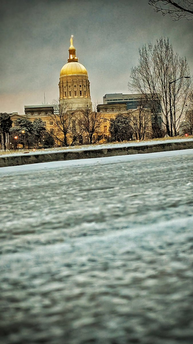 PhotoZorn_TV's tweet photo. This folks is ice and it is getting icier as the sun goes down and the night begins. @DeidraDukesFOX5 live with #Georgia @GeorgiaEMAHS response. Live at the Georgia Capitol. #fox5snow https://t.co/5qBnqTE0wx