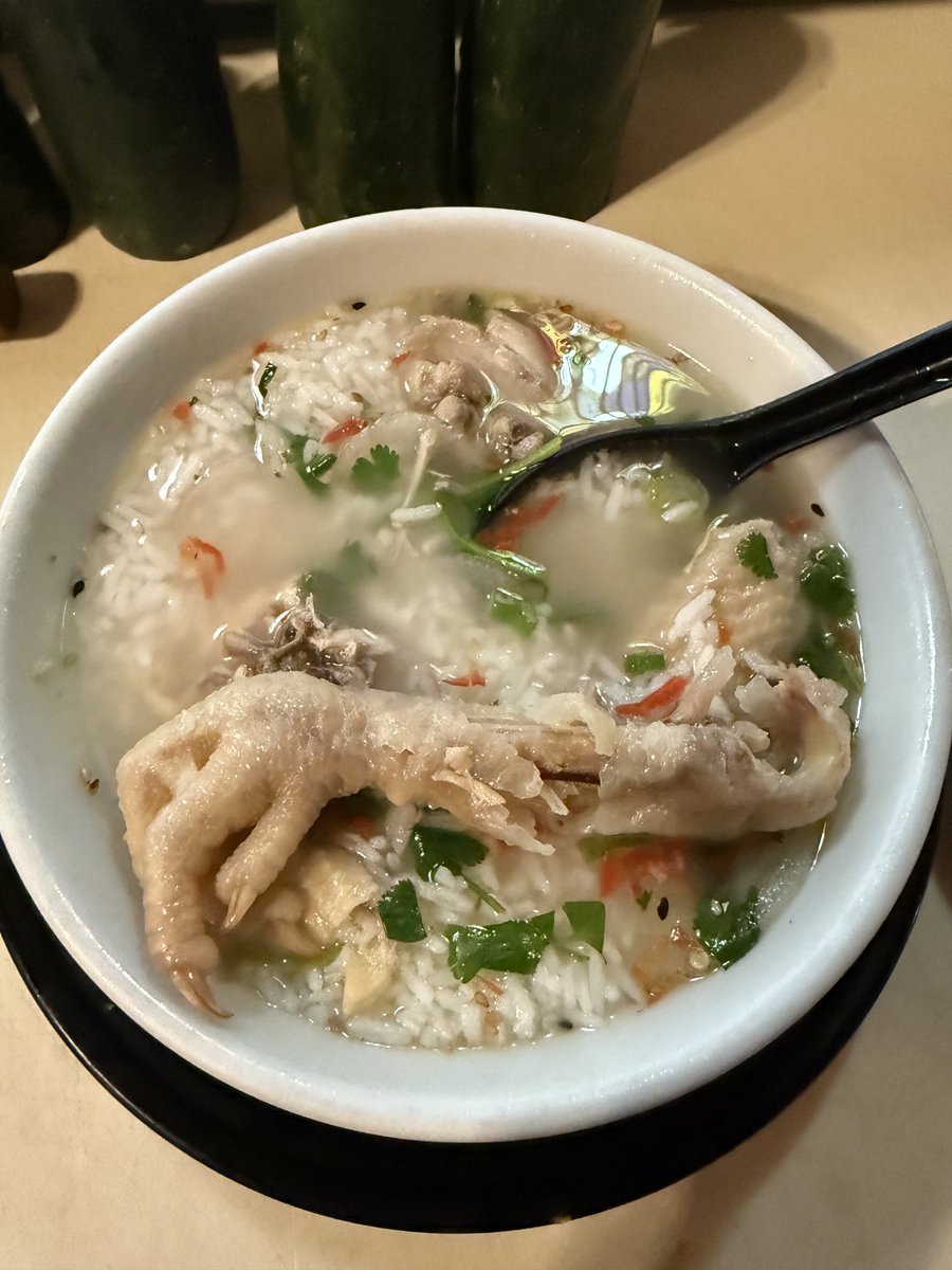 Chicken Feet &amp; Chicken Neck
どちらとも殆ど骨と皮で🦴
全く美味しい代物では無い‼️