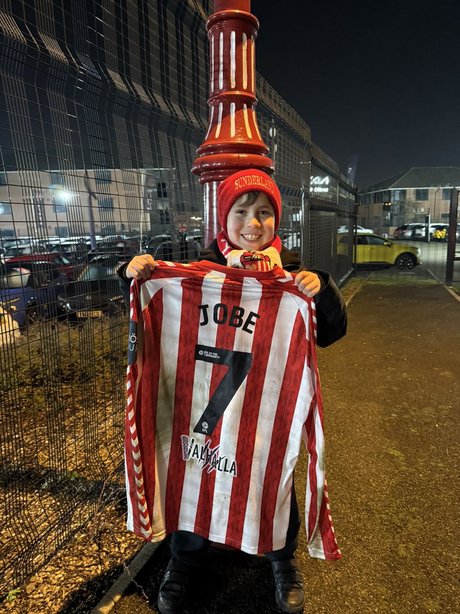 One happy boy! HAWAY THE LADS! 🔴⚪️🔴⚪️

<a href="/SunderlandAFC/">Sunderland AFC</a>

Thank you <a href="/krespeakman/">Kristjaan Speakman</a> for chatting to him earlier too!