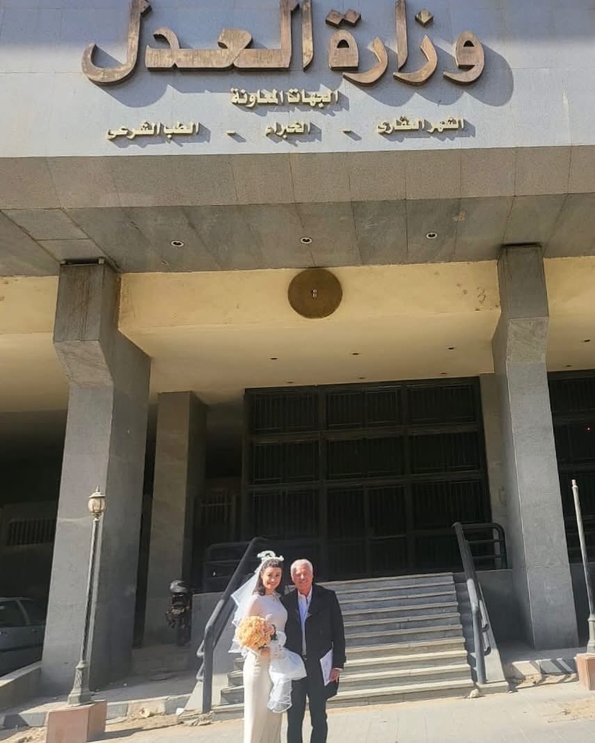 علشان الناس اللي بتحب تسأل اسئلة فرعية زي انت ليه ما لبستش فستان، و ليه انتم مش متشبكين.. احنا اتجوزنا في وزارة العدل الساعة ٨ الصبح 🙈😂 بس على الأقل كنت حاطة رموش 😂😂