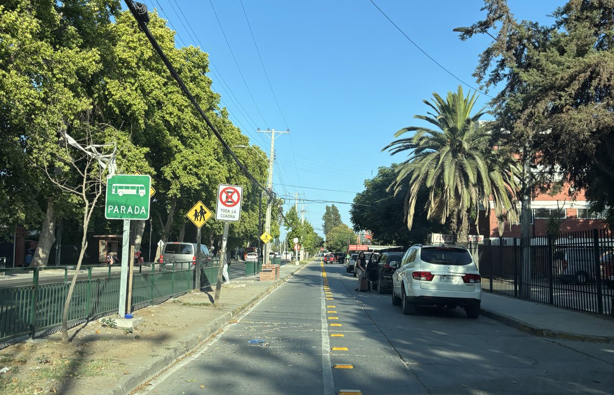 ximedelsol's tweet photo. @munimelipilla @portaldemeli 
Si la idea de hacer esta Multi vía es utilizarla, POR QUE no fiscalizan los vehículos mal estacionados ? Por favor ayuden a educar a conductores y peatones 
    *Esto es frente al liceo Politécnico* https://t.co/YmUF1aMuy5