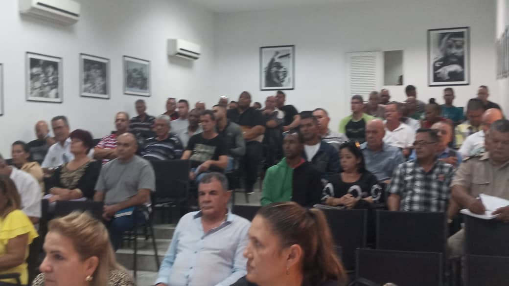 AlbertoLopezcu's tweet photo. Acompañado por el primer secretario del partido @mariofsabines y la gobernadora Marieta Poey continuamos en #Matanzas el intercambio con los cuadros del @minalcuba.
Evaluamos las alternativas y soluciones para produccir más alimentos para el pueblo 
#MinalXMásAlimentos https://t.co/j5J0OsLhK1