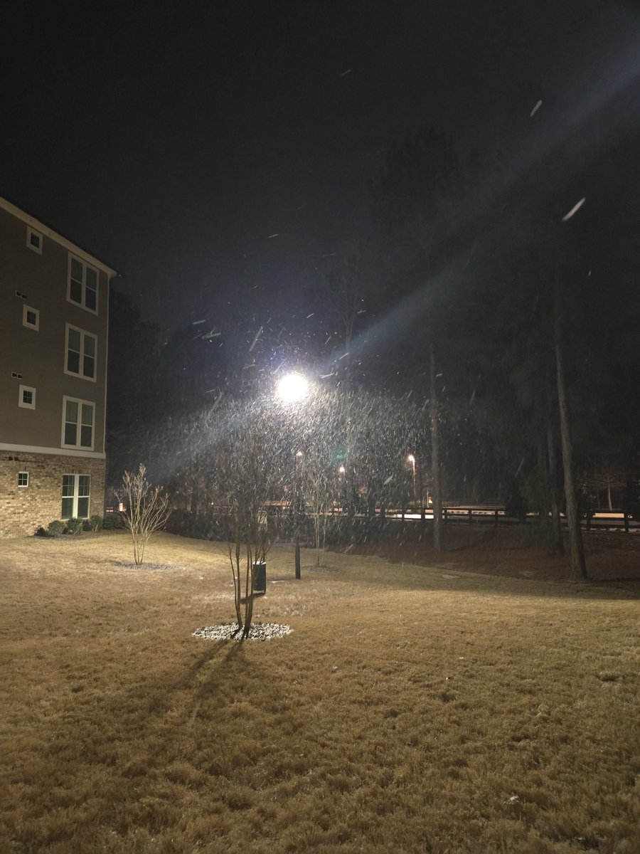 InferiStorm's tweet photo. Snow in New Bern @NWSMoreheadCity https://t.co/kkSnUZA2ld