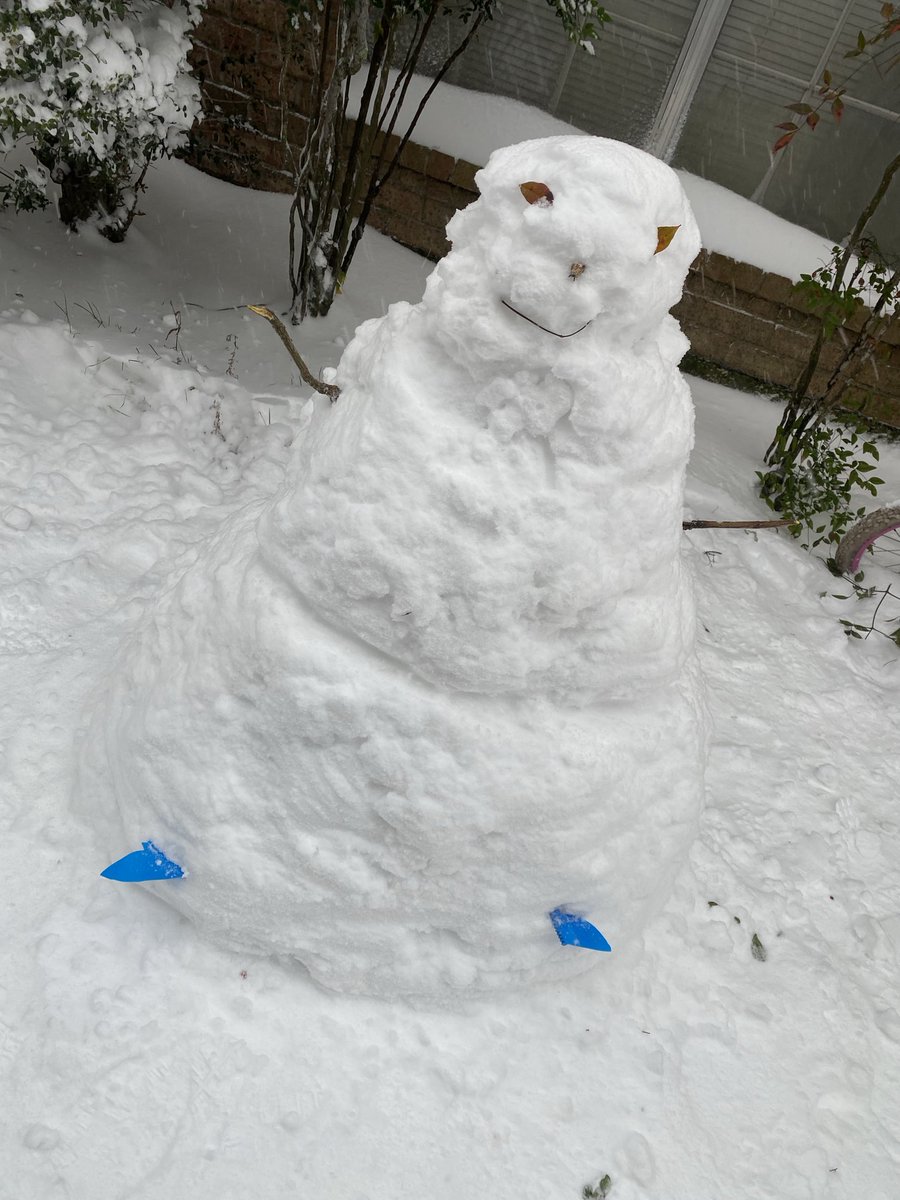 bae_greatness's tweet photo. My name is jeff 😅😂 #snowman #nola #frosty https://t.co/4tTqLco3Br
