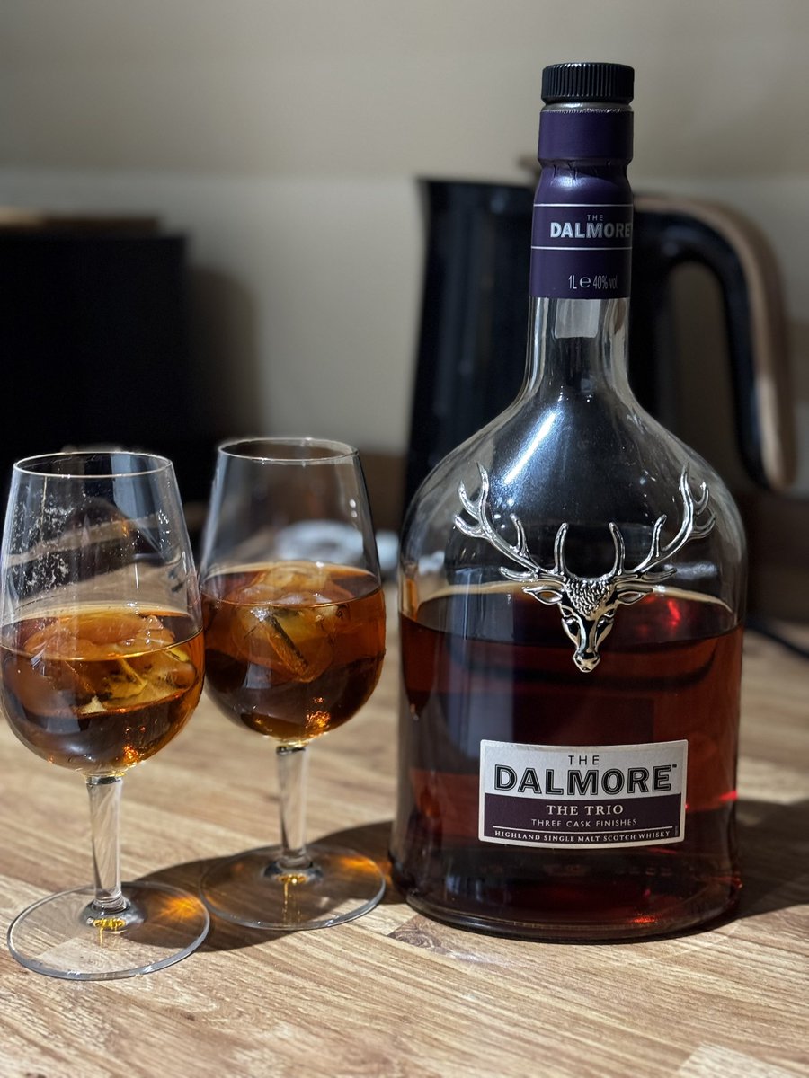 A touch (well perhaps a little more…🤭) of Dalmore tonight for #whiskytuesday 🏴󠁧󠁢󠁳󠁣󠁴󠁿🥃👌