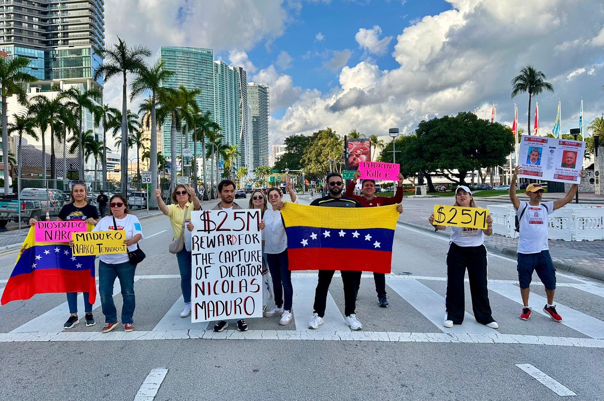 MundoConVzla's tweet photo. Venezolanos desde Bayside, Miami 🇺🇸 apoyan las acciones del Departamento de Estado de USA en su lucha contra el régimen de Nicolás de Maduro.

Destacaron el aumento de la recompensa de la captura a $25 Millones y la juramentación ilegítima del dictador.

#MaduroCriminal https://t.co/nEamJCK7IY