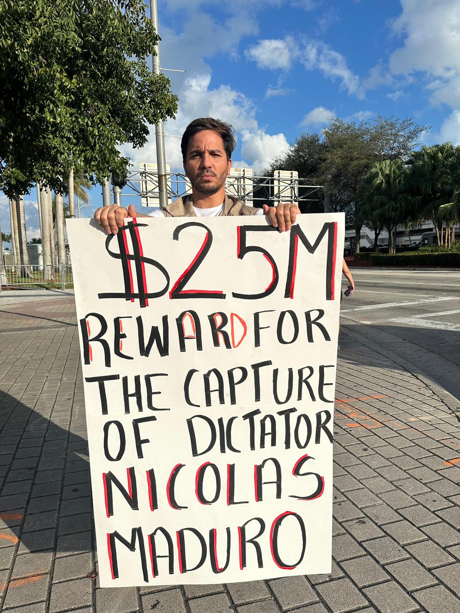 MundoConVzla's tweet photo. Venezolanos desde Bayside, Miami 🇺🇸 apoyan las acciones del Departamento de Estado de USA en su lucha contra el régimen de Nicolás de Maduro.

Destacaron el aumento de la recompensa de la captura a $25 Millones y la juramentación ilegítima del dictador.

#MaduroCriminal https://t.co/nEamJCK7IY
