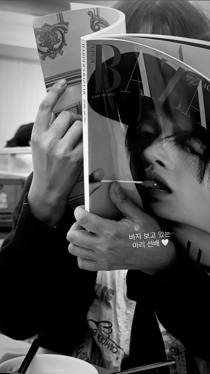 gnabnahcfashion's tweet photo. Harper's Bazaar features editor on Instagram Stories.

*She is sharing the magazine with Marie Claire Korea's features editor 🥰

The release it is getting closer!
Did you pre-order your own Bazaar?
Do it now!:
https://t.co/4u7AIR8EDV
 
#BangChanxFendi 
#BangChanxHarpersBazaar https://t.co/qbeOVkuCkf