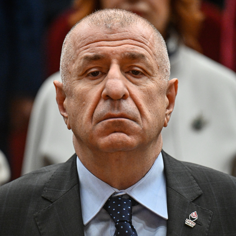 Ümit Özdağ: "Dün geceyi, 30 santim genişliğinde ve 2 metre uzunluğunda bir tahta parçası üzerinde geçirdim. 

Eminim, bebek katili Öcalan dün gece İmralı'da daha rahat bir yatakta yatmıştır.

Atatürk yolunda tavizsiz mücadelemizi kararlılıkla sürdüreceğiz."