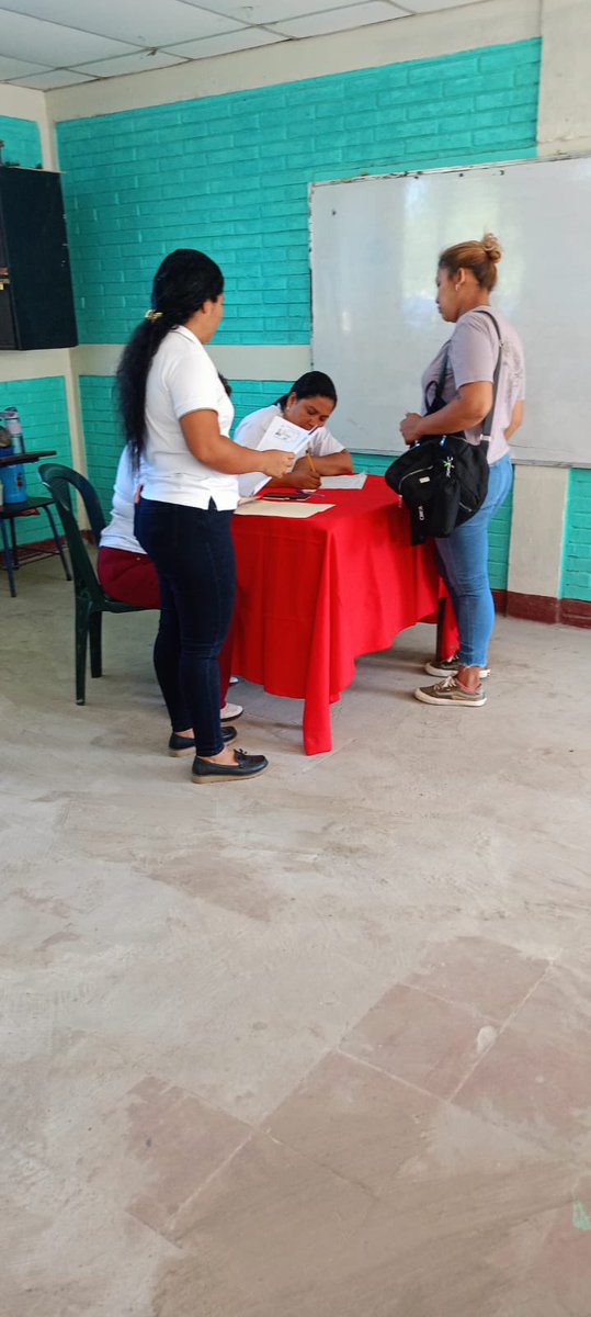Hoy los niños y niñas continúan recibiendo el Bono Presidencial la inclusión es prioridad para el gobierno del FSLN dirigido por el presidente Daniel Ortega y la Compañera Rosario Murillo,  la Esc. Hispanidad del Distrito 3.3 Managua con mucho entusiasmo reciben su bono