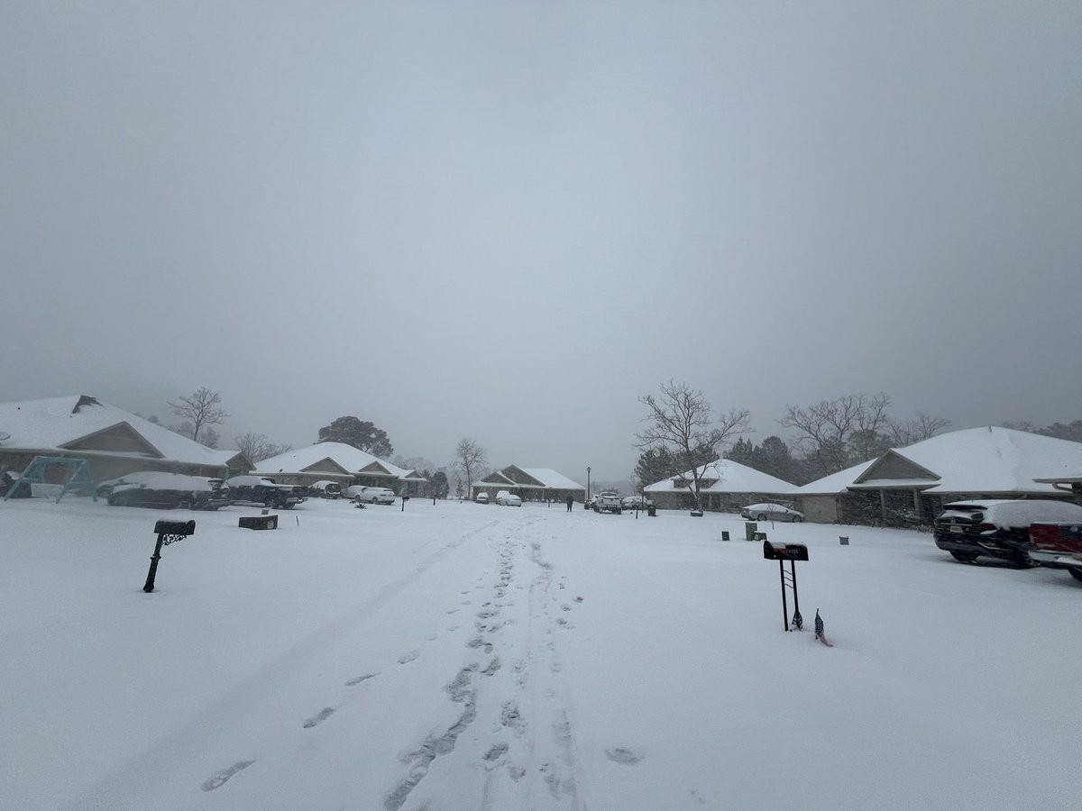 MarcD_Anderson's tweet image. Foley, near Magnolia Springs, at just over 7 inches as night falls during this history-making snow storm in Coastal Alabama. 1.21.2025 @spann #alwx