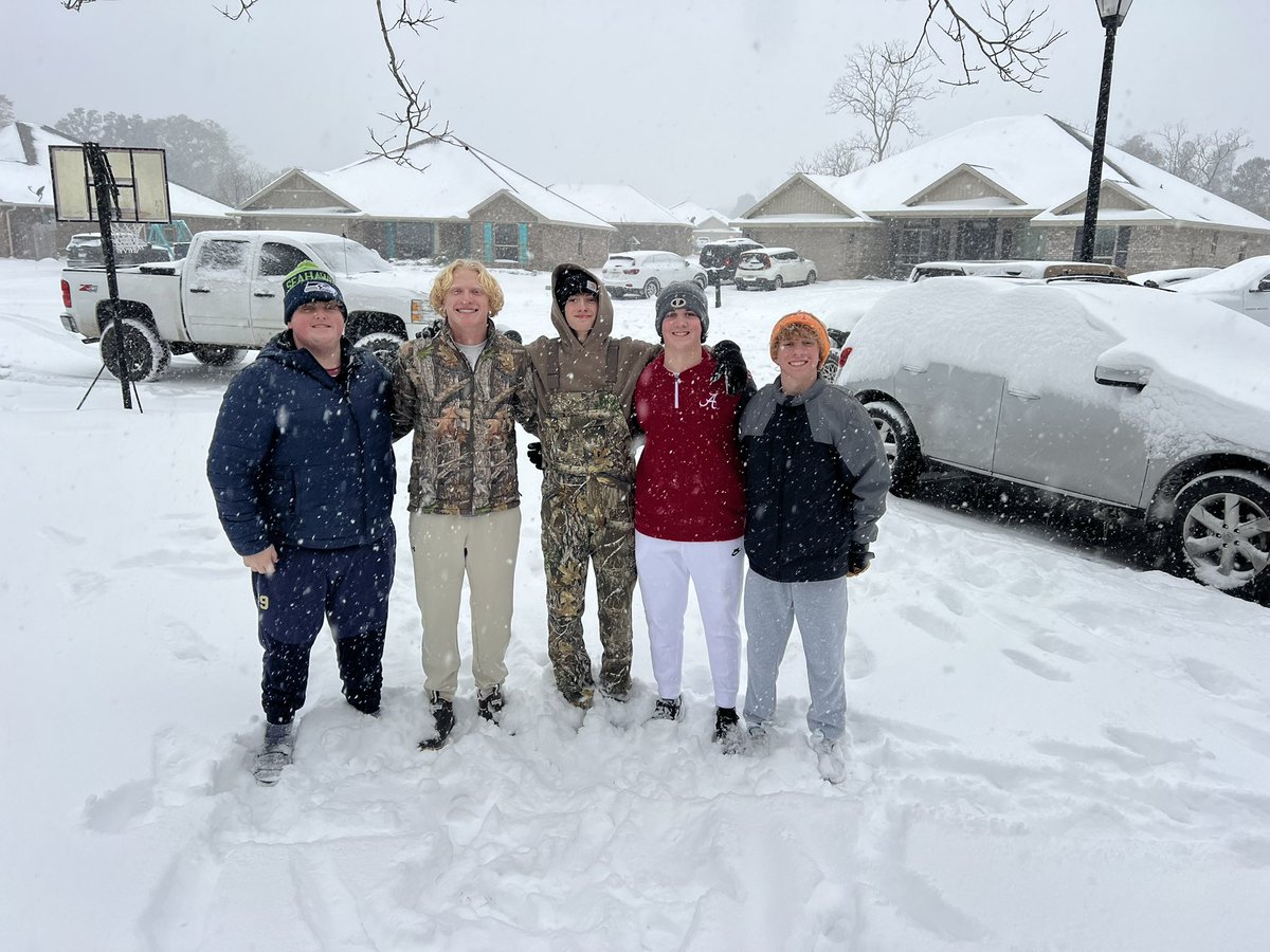 MarcD_Anderson's tweet image. Foley, near Magnolia Springs, at just over 7 inches as night falls during this history-making snow storm in Coastal Alabama. 1.21.2025 @spann #alwx