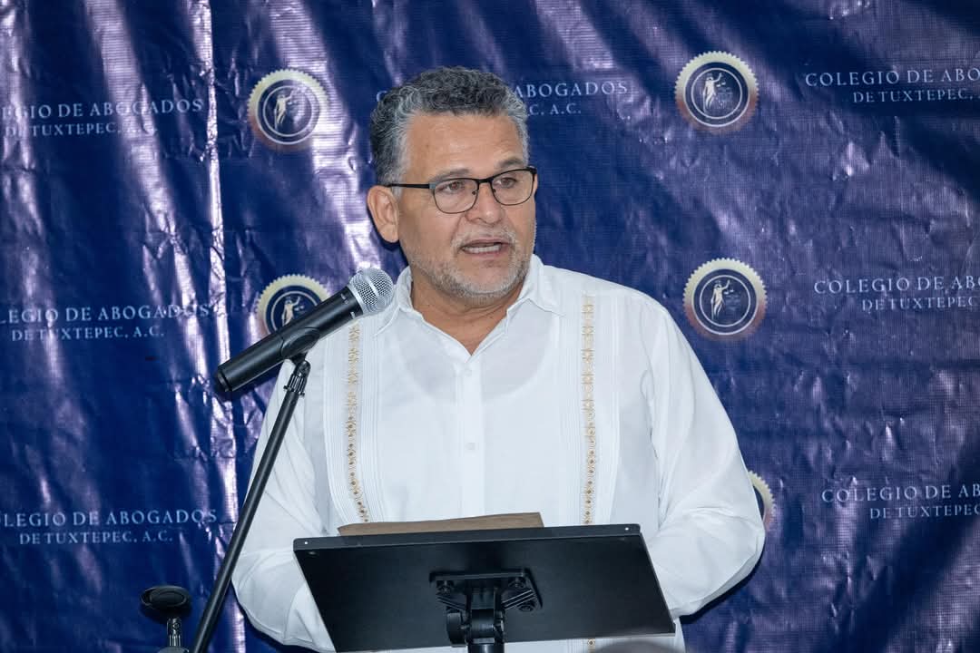LEnriqueBolanos's tweet photo. Envío una felicitación muy especial a mi amigo @LopezMonteroE quien precide la #MesaDirectiva del #ColegiodeAbogadosTuxtepec así como a tod@s l@s integrantes, distinguid@s Abogad@s y Notarios  que hoy Tomaron Protesta. #AbrazoLegal  #AbogadosTuxtepec https://t.co/ArZHNCJfma