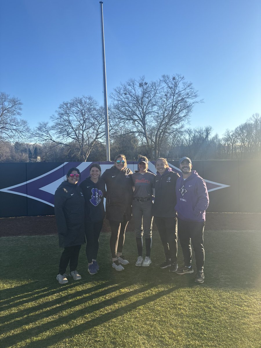 kate_dickinson_'s tweet image. It was so fun to spend the day with @FurmanSoftball on Sunday! The campus and facilities are beautiful. Thank you so much to the coaches and players for a great camp!
@CoachChap1 @DHSsoftba11