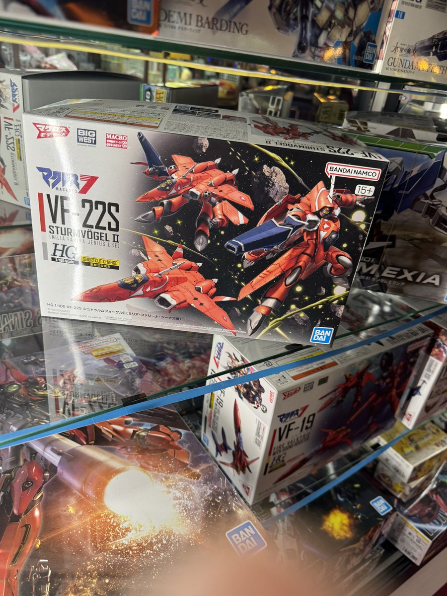 barimasaki's tweet photo. @LAYER0180rolo ウェアハウス（ゲーセン）に揃って置いてあったから…
でも店員の「あ！ガンプラの販売ですね！」って言ったのは許さん。

ところでコイツはなんだ？
マックス機らしいが https://t.co/ES96as5BeY