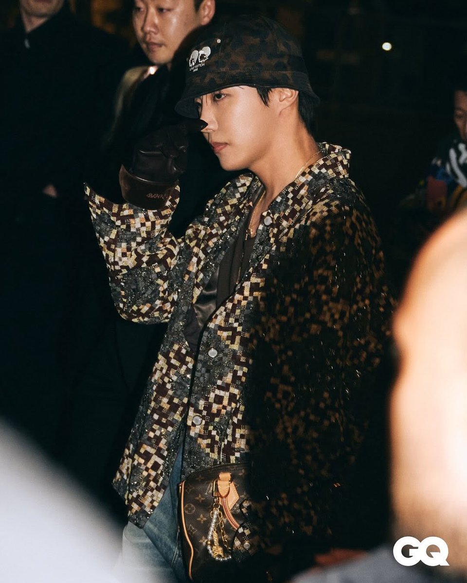 J-Hope looks dazzling as he attends the Louis Vuitton Fall/Winter 2025 Menswear show at Paris Fashion Week.

#JHopeexLouisVuitton #LVMenFW25