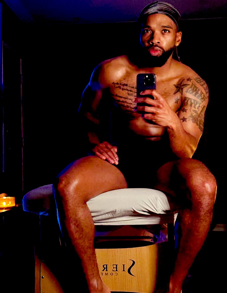rclyfe_'s tweet photo. This Massage Table, been feeling lonely these days…. Who’s wants their shoulders touched 👀😏 #rubdown #igothands https://t.co/dnAQKA0Y50