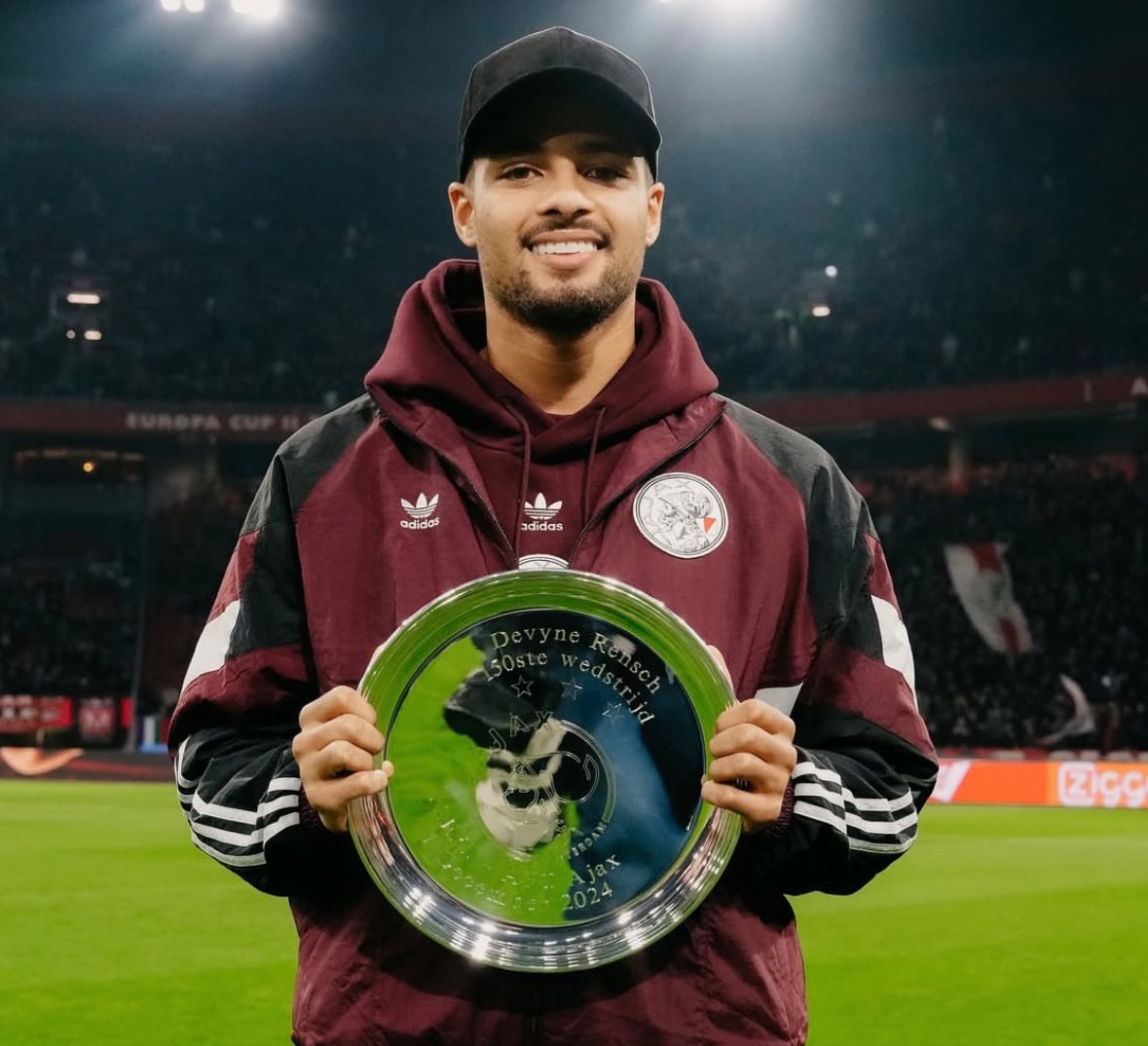 FabrizioRomano's tweet photo. 🟡🔴 Devyne Rensch will land in Roma today (on Wednesday) in order to undergo medical as new AS Roma player.

Deal sealed with Ajax for €6m package add-ons included, here we go confirmed. https://t.co/ys2nEnrm17