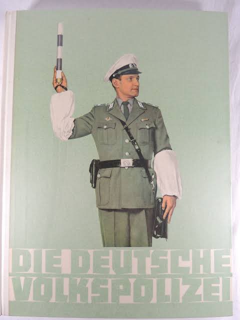 moha_1035's tweet photo. 東ドイツの警察官の手信号、
止まれ達
#vopo
#Volkspolizei
#東ドイツ
#DDR https://t.co/dFL1sA5Vll