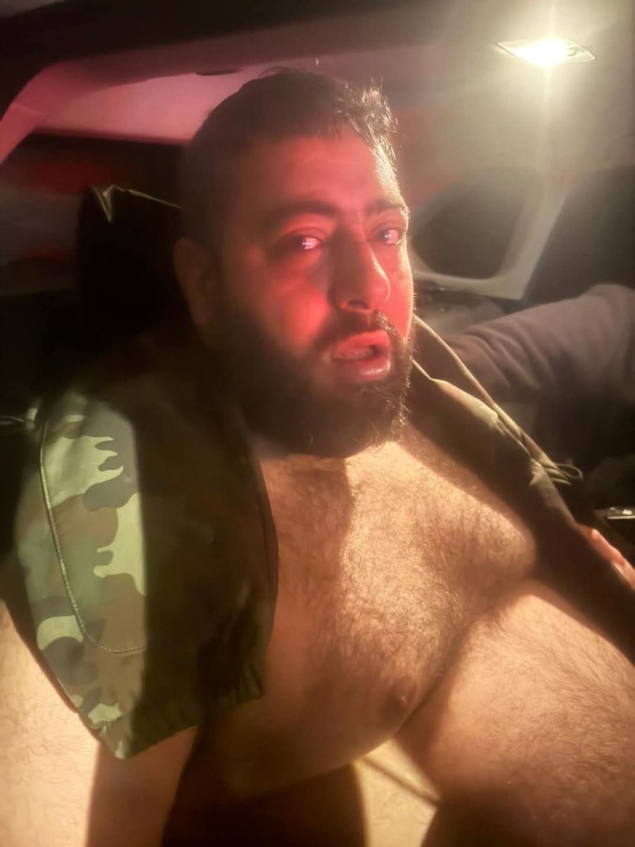 قنالكوا من أول الكلب الي بعوي ما بعض.
المقاوم ابو عميرة هرب من التصدي والجهاد واعتقل بره المخيم ع أمل إنتهاء الاقتحام ويعود للاحتفال لكن كان هناك رأي آخر لاشاوس الأجهزة الأمنية.