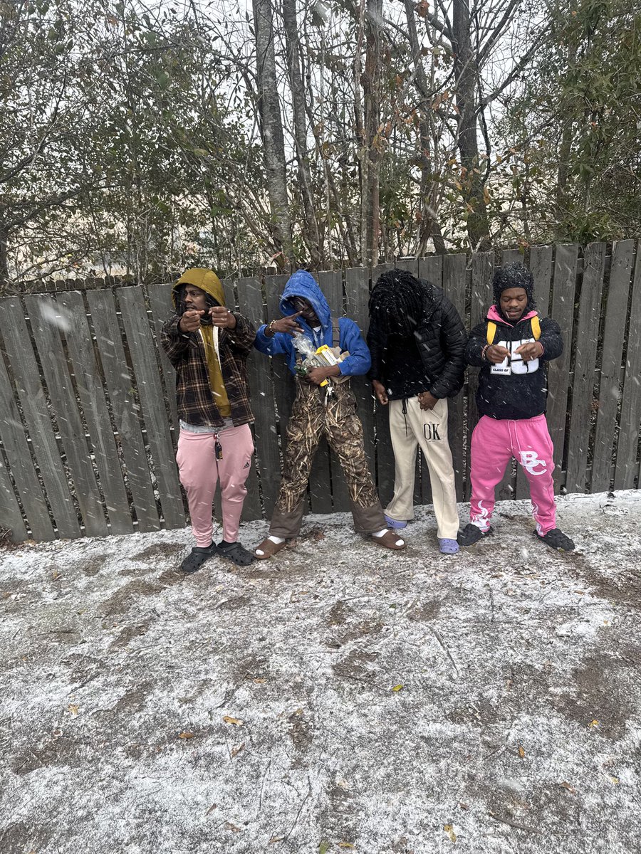DonDaddaTingzz's tweet photo. Blurrrr #firstsnowday https://t.co/g3Z7S5WbtG