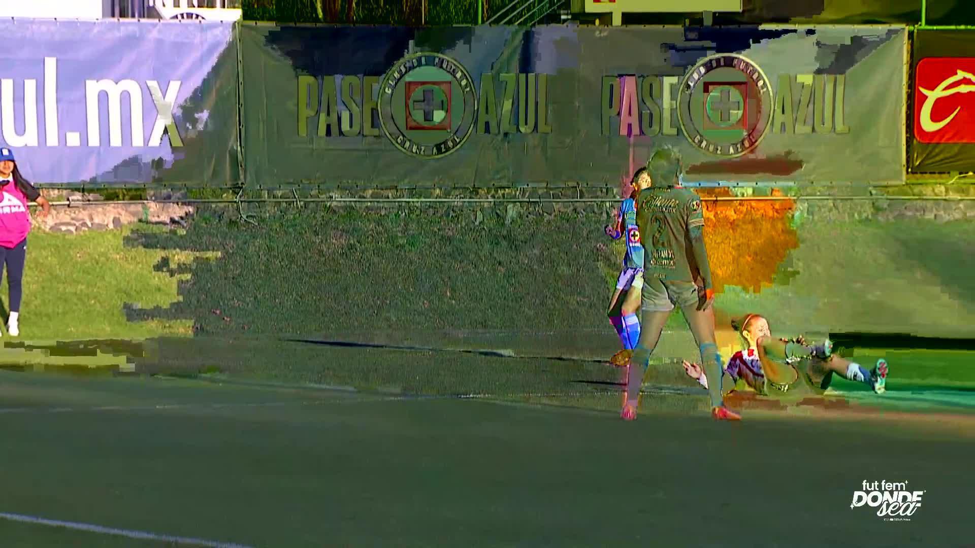 La paróóóóó... 🔥Alex Godínez atajó el penal para mantener la ventaja de @AzulFemenil. 👏🏼#FutFemDondeSea I #SomosDesafiantes ⚡️