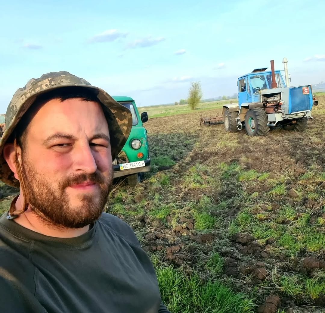EL4UKR_Harley's tweet image. One year ago today we bought the big blue tractor.. 💸

She&apos;s still going strong in them fields in Kherson 🇺🇦

Thank you #Fellas

#Ukraine #demining #NAFO