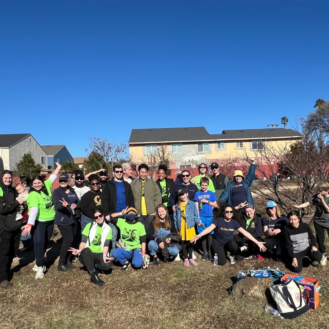 BerkeleyHaas's tweet photo. We love to see so many of you going beyond yourselves! Haas staff, students, faculty, and alumni spent the MLK National Day of Service event supporting Urban Tilth and the Richmond Greenway Trail! #berkeleyhaas #beyondyourself #MLKday https://t.co/dXNZtLngrE