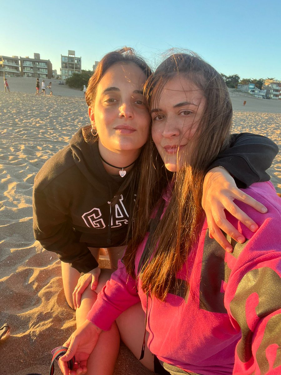 Maruziv's tweet photo. La descripción de felicidad y amor en 4 fotos ✨️🌅🐕💖 https://t.co/ion87fnb9S