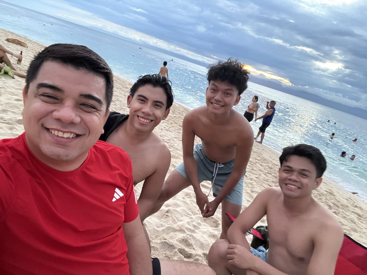 brandonbriones's tweet photo. fun times in moalboal.. shoutout to dive master steve for keeping us safe always.. 🤗🙏🏻 @eniegoiii @Adecayingmatter @lrdjavon https://t.co/wxnwadLbhz