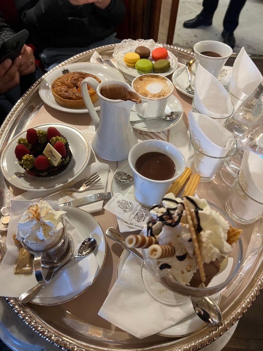 GALA_KANEKO's tweet photo. イタリアで仕入れ中のバイヤーから写真いただきました

贅沢を楽しんでいることが写真からうかがえます

現場からは以上です https://t.co/5aFkjFRAKQ