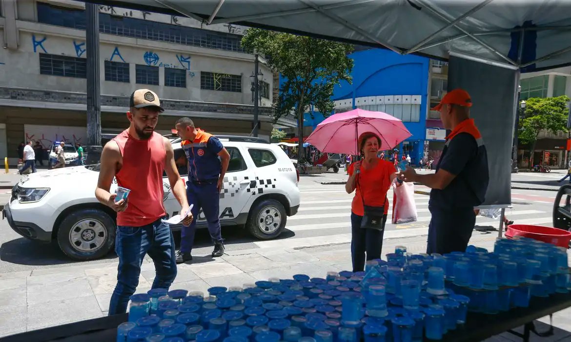Gazeta24br's tweet photo. Calor em SP: capital retoma operação para atender população vulnerável
👉https://t.co/hRvbL79PlA https://t.co/ImFqucutZL