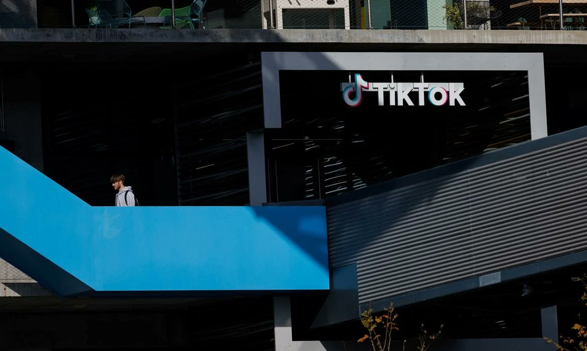 Gazeta24br's tweet photo. TikTok remove vídeo fake de Haddad após notificação da AGU
👉https://t.co/v1wxltNuqK https://t.co/5gs31JBOO6