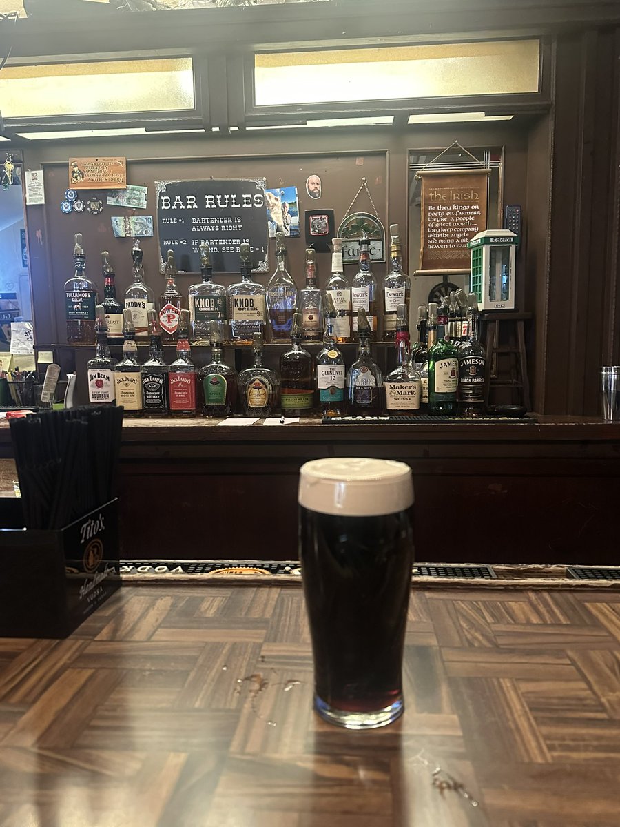 JoanNoxWilson's tweet image. Back in my homeland where they know how to set a Guinness! #highstool #Chicago