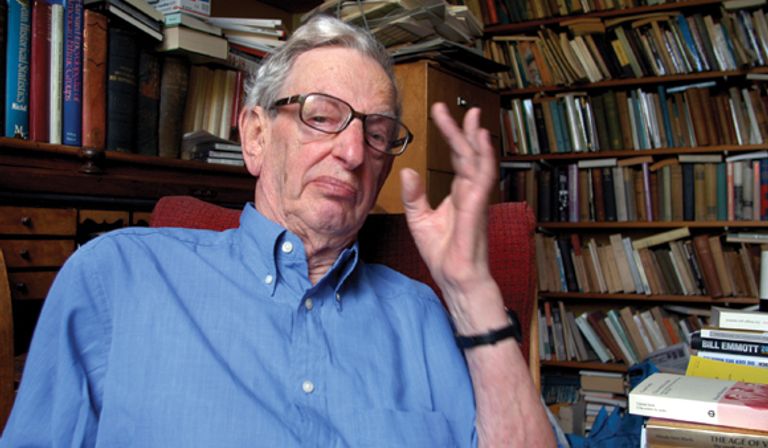 FioreViani's tweet image. El historiador británico Eric Hobsbawm, en sus análisis sobre el siglo XX y el auge de movimientos políticos extremos, dedica una atención particular al fenómeno del fascismo. Sus escritos dan valiosas lecciones acerca de un momento que muchos comparan con el actual. Va hilo: