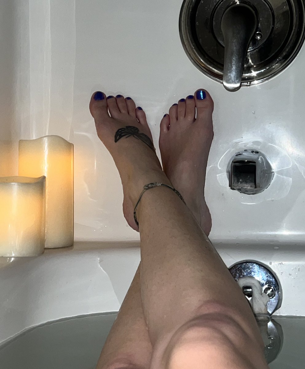 GoddessTJ_'s tweet photo. Selling feet pics. Here’s a freebie so you know what you’re getting. 🦶👸 
Cashapp $20 so I know you’re not a scammer and then we’ll talk 
$GoddessTabbyJune 
#feetworshi̇p #Feet #buyingcontent #sellingcontent https://t.co/ODSySusxly