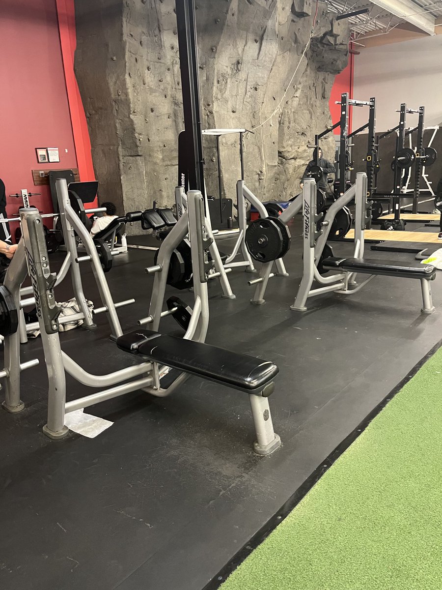 Dan_Murdock47's tweet photo. ⁦@LAFitness⁩ your lying IL location is in desperate need for you to fulfill their work orders. Bench’s and squat racks cant be used because they dont have bars. It’s been months &amp; the staff just repeats the same line. We have put in an order and haven’t heard from corporate https://t.co/YUIlLnsM96