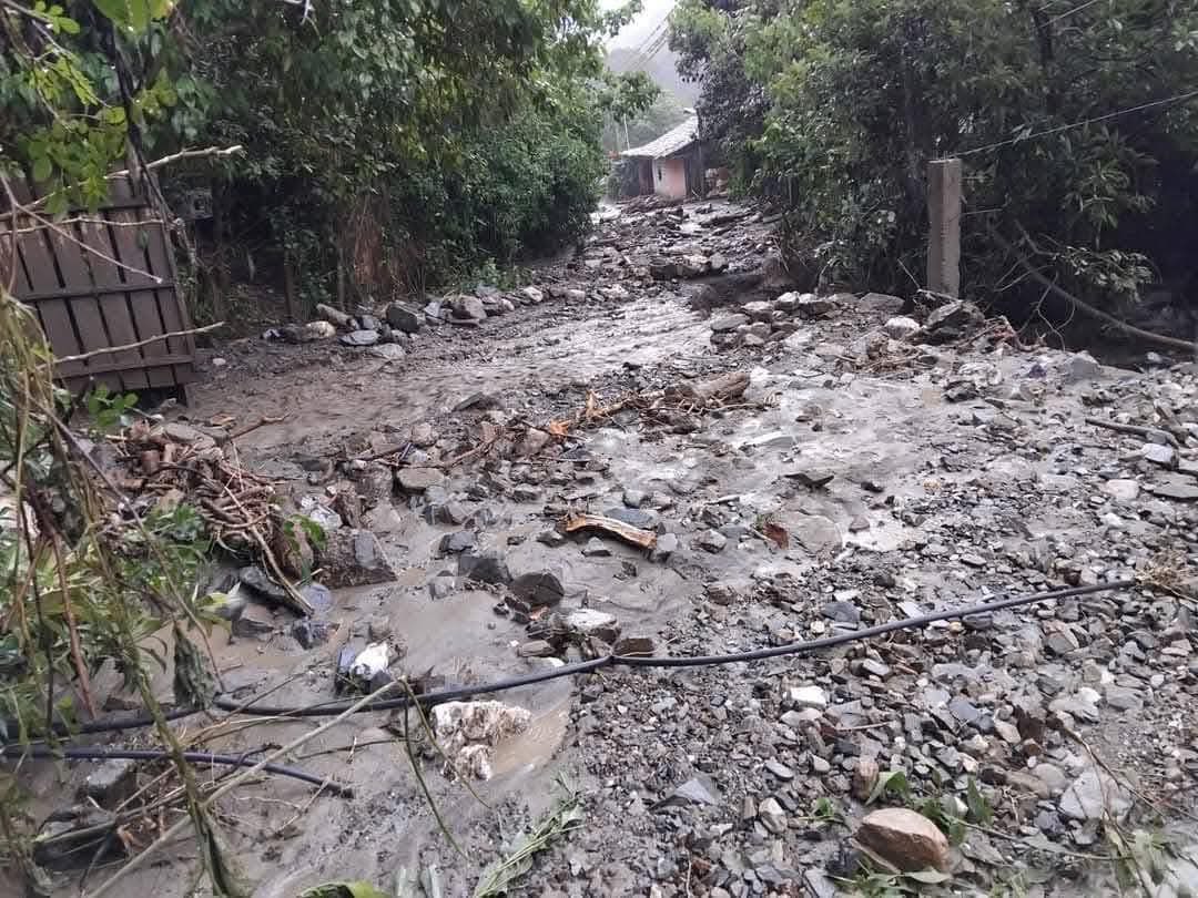 NuevoTiempoCue's tweet photo. #Atención
Las fuertes lluvias registradas esta tarde en San Pedro de #Vilcabamba, provincia de #Loja, provocaron el desbordamiento de la quebrada #Chalaca, afectando al barrio #Sacapo.
Dos familias están damnificadas y los daños materiales son significativos. https://t.co/FKB9hvYlWx