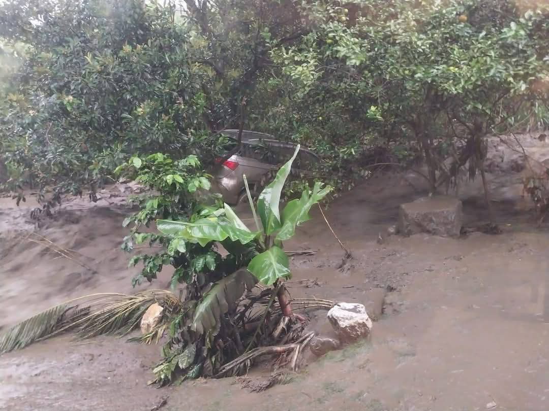 NuevoTiempoCue's tweet photo. #Atención
Las fuertes lluvias registradas esta tarde en San Pedro de #Vilcabamba, provincia de #Loja, provocaron el desbordamiento de la quebrada #Chalaca, afectando al barrio #Sacapo.
Dos familias están damnificadas y los daños materiales son significativos. https://t.co/FKB9hvYlWx