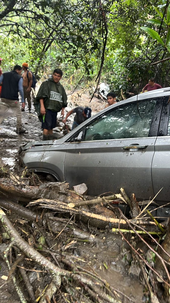 NuevoTiempoCue's tweet photo. #Atención
Las fuertes lluvias registradas esta tarde en San Pedro de #Vilcabamba, provincia de #Loja, provocaron el desbordamiento de la quebrada #Chalaca, afectando al barrio #Sacapo.
Dos familias están damnificadas y los daños materiales son significativos. https://t.co/FKB9hvYlWx
