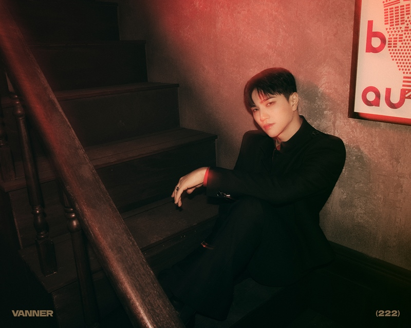 imbcenews's tweet photo. [음악중심M] 배너 태환, 들어는 봤니? 두 얼굴의 음색깡패!…"노래할 이유 얻어"
#아이돌챔프 #최고의음색깡패 #VANNER #배너 
#태환 #TAEHWAN #1위소감 #인터뷰 #iMBC연예 

달콤한 미성으로 귀를 간지럽히다가도, 고음역대에서는 딴딴한 진성을 내질러 속이 뻥 뚫리는 사이다 보컬을 선사한다. 배너 태환이 꾸준히 리스너들의 사랑을 받는 이유다.

iMBC연예는 태환에게 직접 우승 소감을 들어봤다. 그는 "쟁쟁한 아티스트들과 이번 투표 후보에 오른 것만으로도 기분이 좋았다. 거기에 1위까지 하다니, 정말 행복하다. 모두 VVS들 덕분"이라며 팬들에게 공을 돌렸다.

태환 역시 유의미한 주제로 각축을 벌여 우승한 점에 크게 기뻐했다. 그는 "나에게도 정말 의미가 깊고 영광스럽다. 특히 내 팬들에게 인정 받은 거 같아 앞으로도 좋은 에너지 드릴 수 있는 노래를 많이 부르고 싶은 심정"이라고 표현했다.

리스너들은 태환의 보컬 특징으로 양면성을 꼽는다. 차분한 미성으로 귀를 간지럽히다가도 단단하게 내질러야 하는 대목에서는 흔들림 없이 제몫을 해내는 스타일이기 때문. 그는 "지킬 앤 하이드처럼 때로는 잔잔한 발라더 같다가도 파워풀하고 시원한 로커 같은 양면성을 보여줄 수 있다는 게 나만의 보컬 강점"이라고 자부했다.

끝으로 태환은 추후 활동 계획에 대해 "지금은 국내를 비롯해 글로벌 VVS분들까지 다양한 팬이벤트를 통해 자주 만나고 있다. 앞으로 도전해 보지 못한 것에 도전도 하고 다양한 활동을 할 예정"이라고 힌트를 줬다.

🔗https://t.co/FTiYVrFavk
