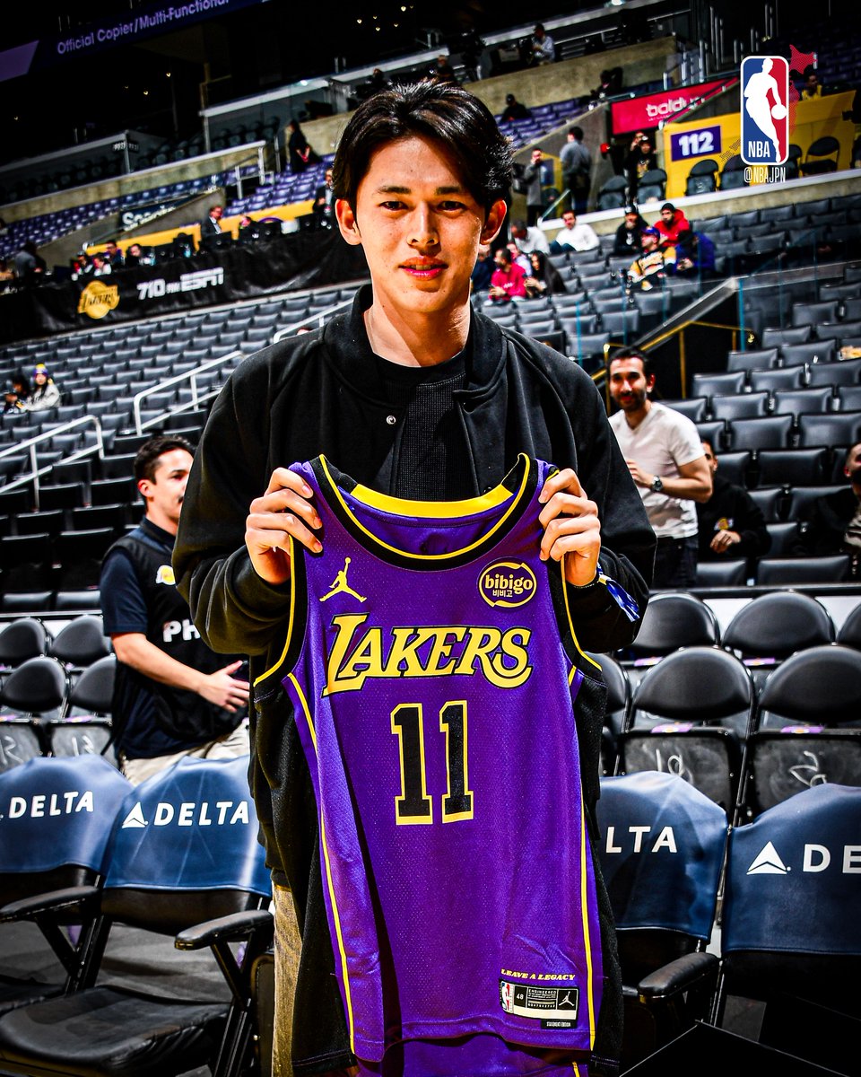 NBAJPN's tweet image. ドジャース佐々木朗希がレイカーズ戦を観戦🏀八村塁とも交流を果たし、ロサンゼルスのファンに暖かく迎えられる👏

@Dodgers @Lakers #LakeShow #NBAOffCourt⁣
#NBAJPN