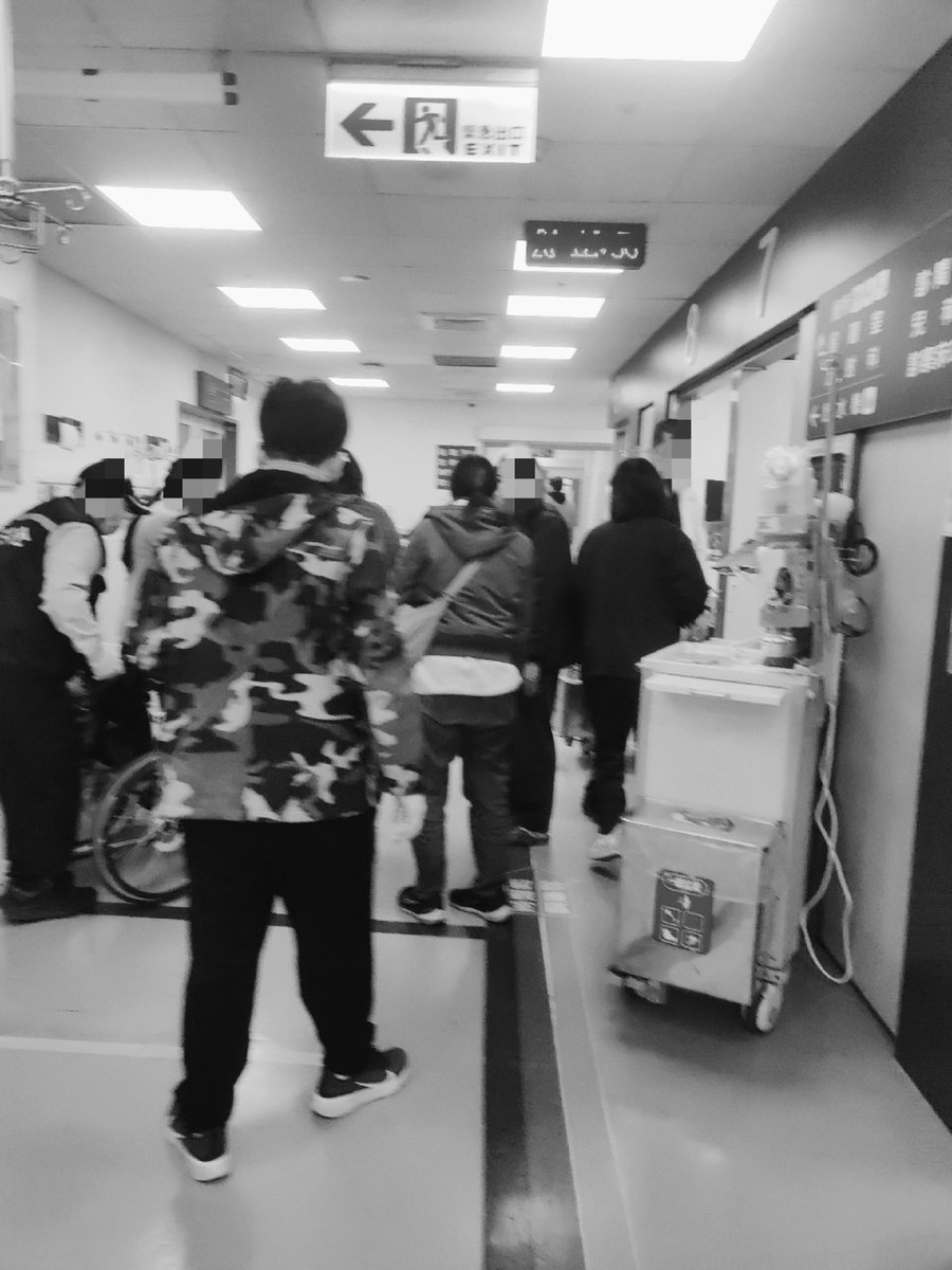 前天因長久感冒轉肺炎，睡醒後極度不適，測出的身體數值都很不妙，撐不下去，感覺快昏倒，急奔雙和醫院急診室

雙和醫院是人口共有65萬雙和地區的準醫學中心，不是小醫院