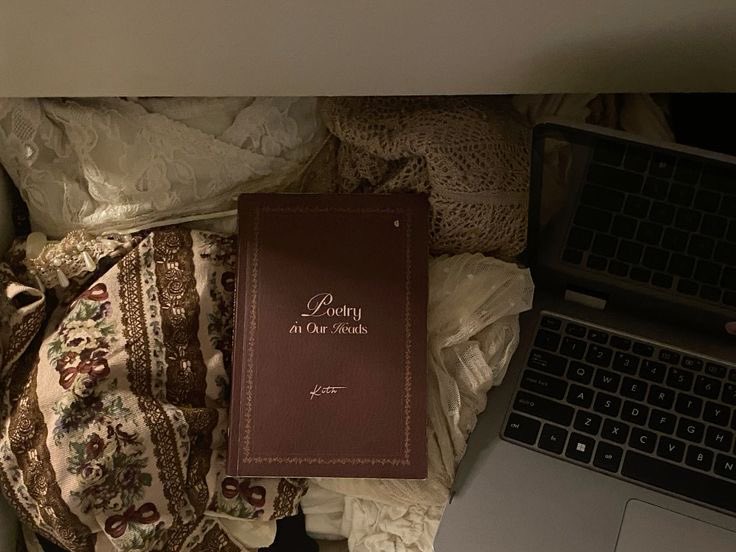 giveaway POETRY IN OUR HEADS for 3 people! (2 hard cover &amp; 1 double cover)🪷

1. like+rt this tweet
2. follow (instagram.com/fleurty)
3. like+rt this (x.com/castlekith/sta…)
3. ss and comment down bellow <3

i’ll wait until 24 Jan ends, goodluck!