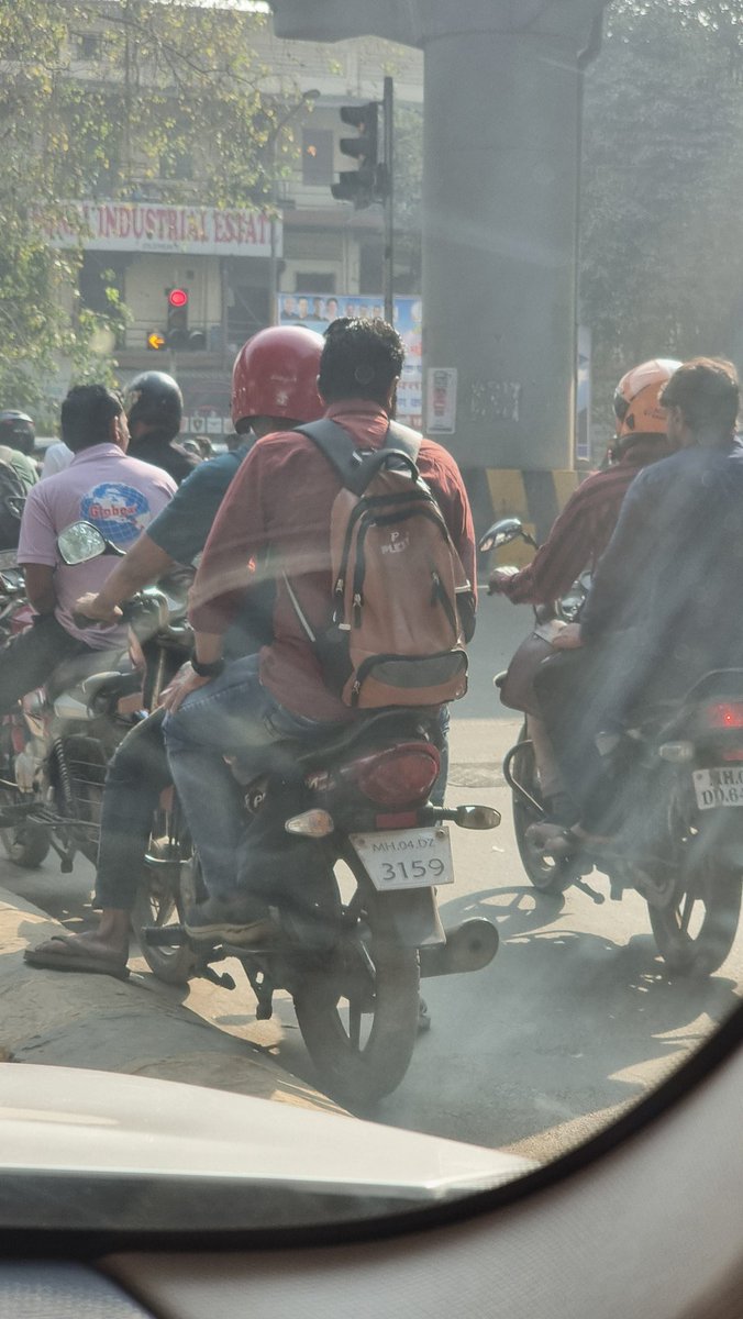 kunal_patwa's tweet photo. One seat that @INCIndia @INCMumbai has to never worry about,thanks to illegal migrants. Pictures speak better than words. Evershine Nagar Signal, Malad West, 24/7
#Illegalimmigration #votebank #mumbai #mumbairoads #mumbaitraffic
@MumbaiPolice @RoadsOfMumbai @MumbaiLiveNews https://t.co/ugZ2cFK0NQ