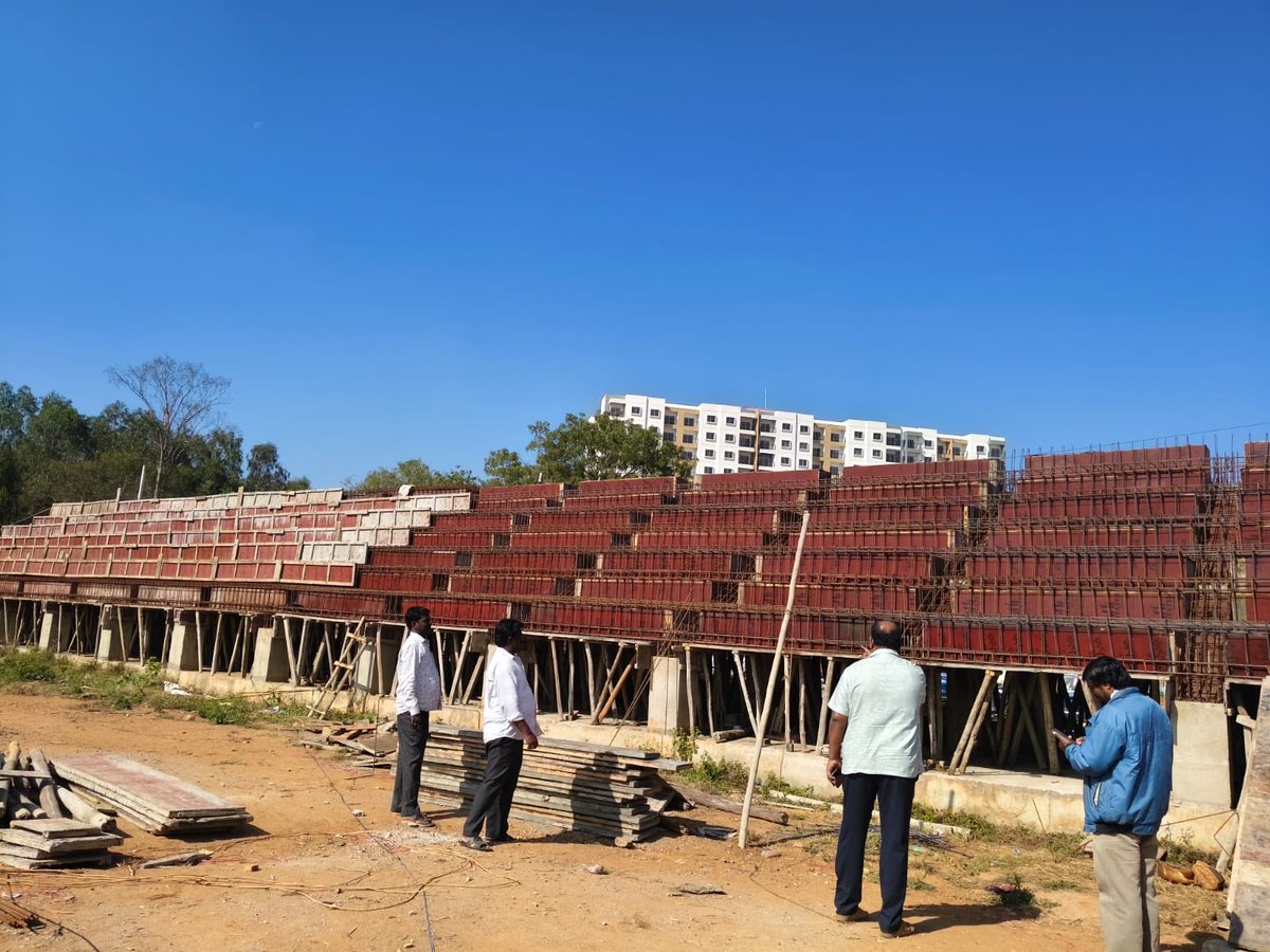 ಇವರ ಮಾರ್ಗದರ್ಶನದಲ್ಲಿ ಶಾಸಕರಾದ ಮಂಜುಳಾ ಅರವಿಂದ ಲಿಂಬಾವಳಿ ಅವರ ನೇತೃತ್ವದಲ್ಲಿ ಕ್ರೀಡಾಂಗಣ ಅಭಿವೃದ್ಧಿಯತ್ತ  ಸಾಗುತ್ತಿದೆ ಗ್ಯಾಲರಿ ಕಾಂಕ್ರೀಟ್ ಮಾಡಲು ತಯಾರಿ ಬಗ್ಗೆ ಪರಿಶೀಲನೆ ಮಾಡಿಲಾಯಿತು